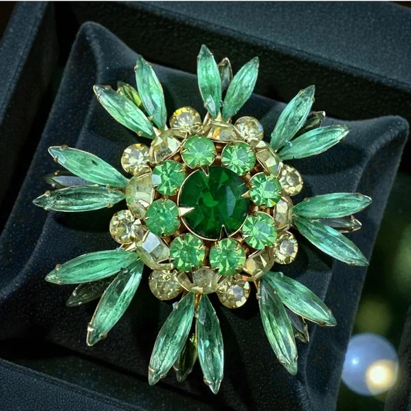 JUDY LEE Demi Parure Signed Uranium Glass Cluster Clip-On Earrings & Brooch Set - Picture 8 of 12